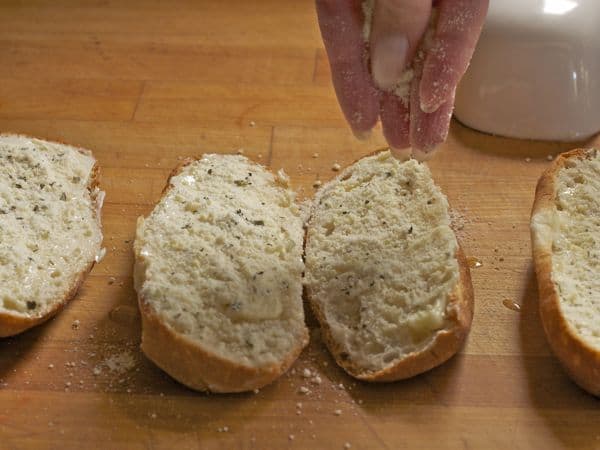 Stænk ost og urter på glutenfrit brød til hvidløgsbrød.