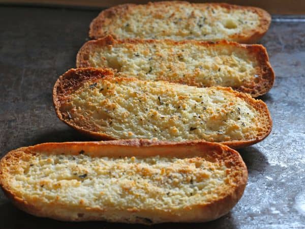 Glutenfreies Knoblauchbrot auf dem Backblech.