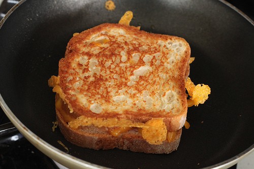 https://glutenfreebaking.com/wp-content/uploads/2015/06/Grilled-Cheese-9.jpg