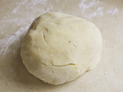 L'impasto degli gnocchi senza glutine sul bancone.