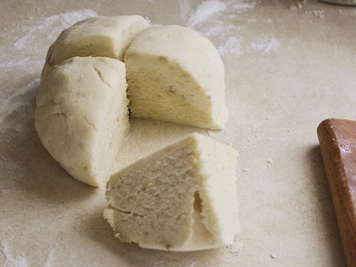 Pasta per gnocchi senza glutine divisa in quattro pezzi.