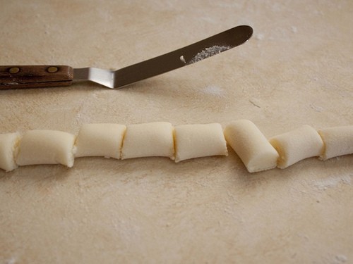 Pâte à gnocchi sans gluten découpée en morceaux de la taille d'une bouchée.