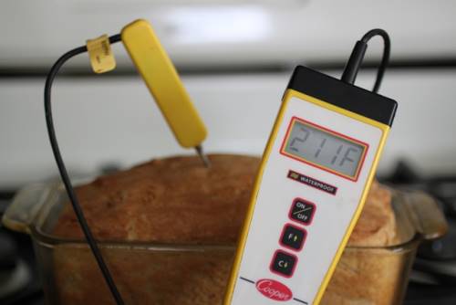 Digitales Thermometer im glutenfreien Brot. Das Thermometer zeigt 211 Grad F an.