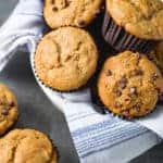 Korb mit glutenfreien Bananen-Muffins.