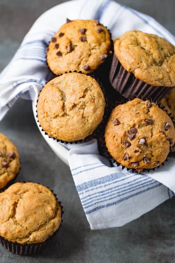 Kosz bezglutenowych muffinów bananowych.