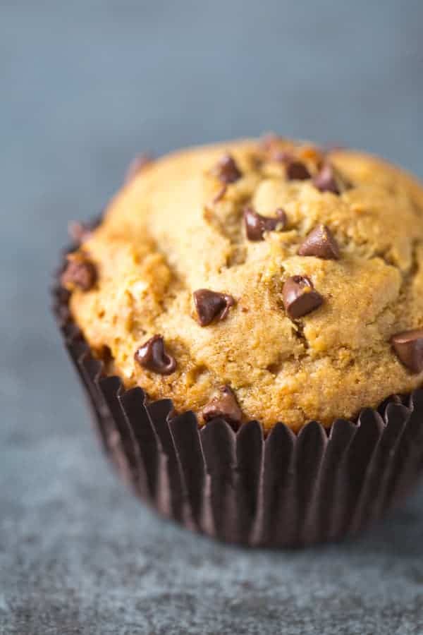 Bolo de banana sem glúten coberto com pedaços de chocolate.