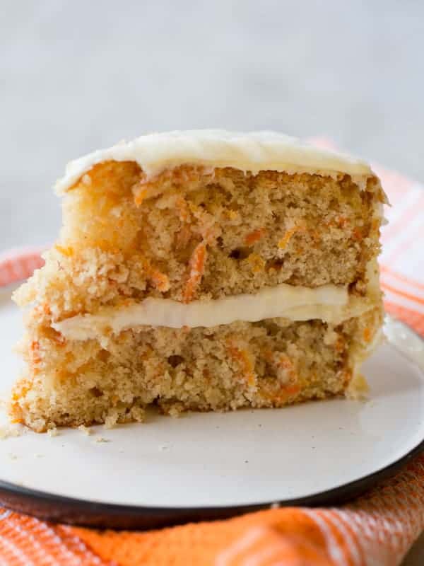 La tranche de gâteau aux carottes sans gluten sur l'assiette.