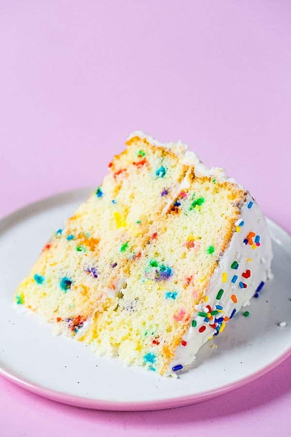 Rebanada de funfetti sin gluten en un plato.