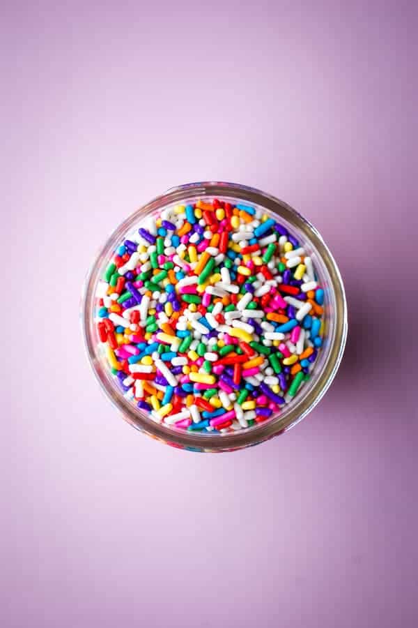 Sprinkles fără gluten în bol de sticlă.