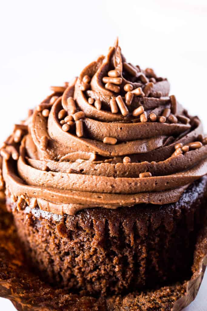 Glutenfri sjokolade cupcake med sjokolade frosting. Pakket ut fra cupcake liner.